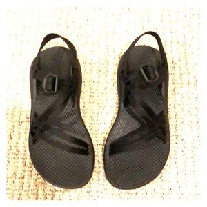 Women’s black chacos